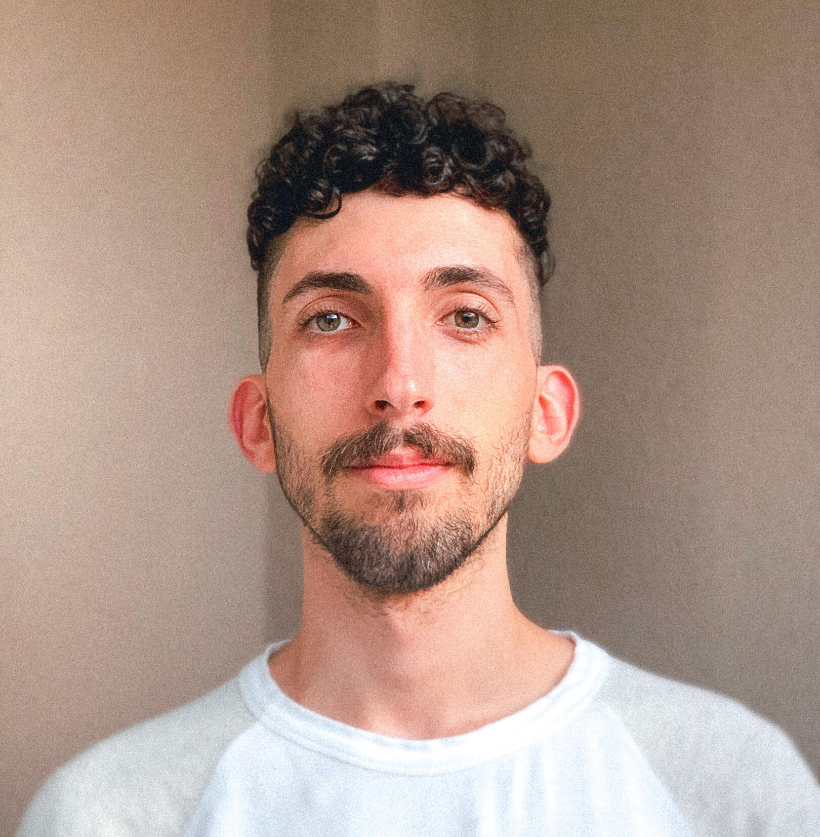 Retrato Matheus Ogalha, ilustrador, designer gráfico e diagramador